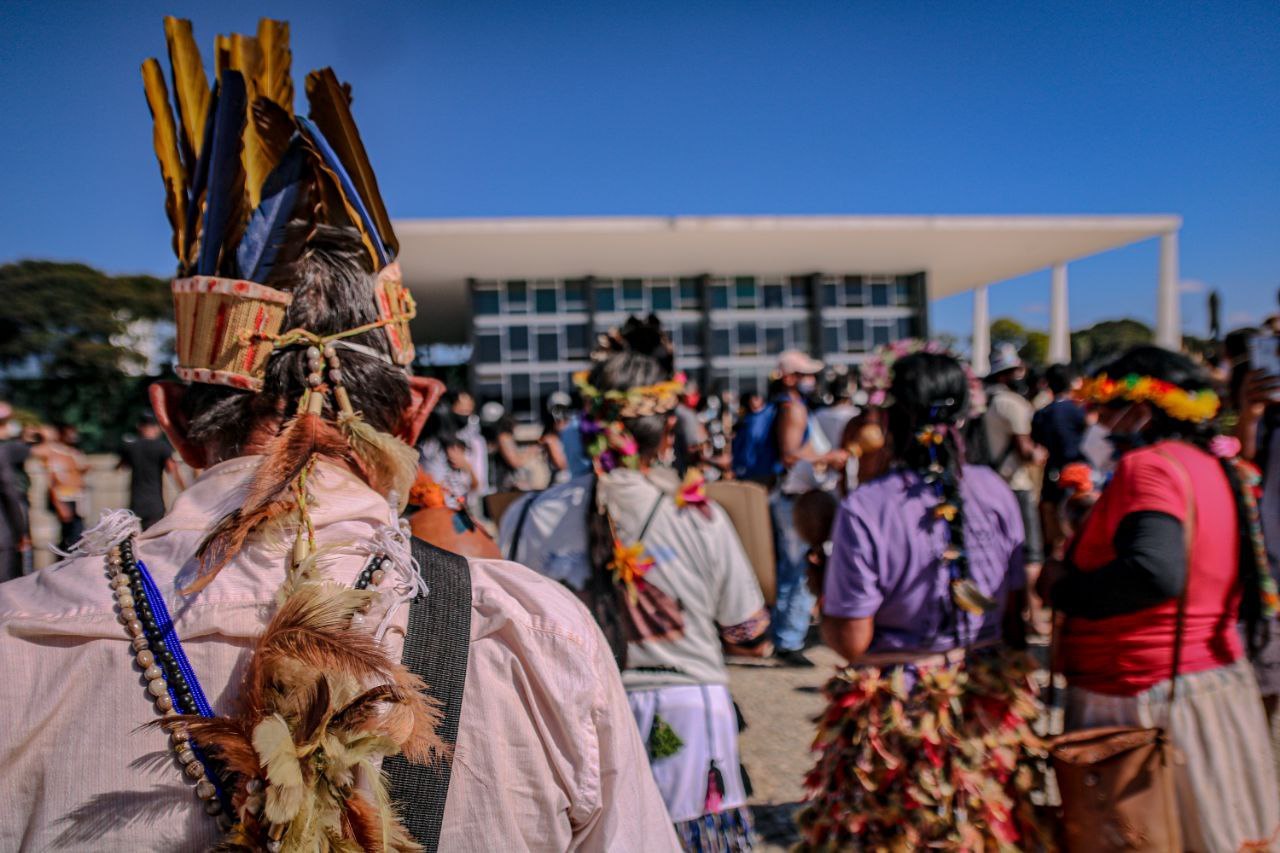 Indígenas participam de manifestação em Brasília (DF) durante o Acampamento Levante pela Terra, em junho de 2021. Foto: Scott-Hill/Mídia Índia