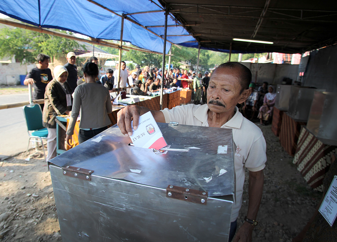 A man casts his vote for Indonesia’s next president at a polling booth in Cilincing, North Jakarta on July 8, 2009.  Photo by Josh Estey.  Contact photolibrary@ausaid.gov.au to request a high resolution original.