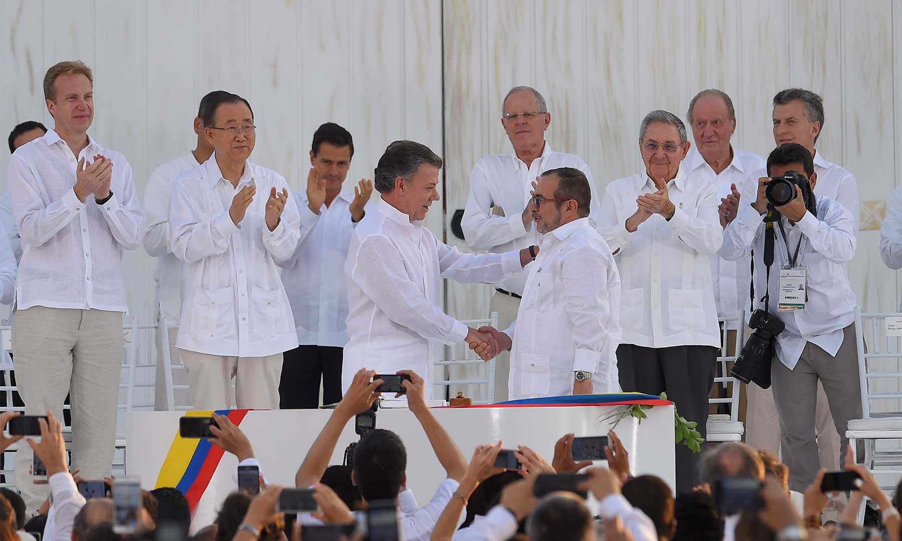 Apretón de manos del Presidente Santos y Rodrigo Londoño, jefe de las Farc, tras la firma del histórico Acuerdo Final de Paz en Cartagena.

foto: Juan Pablo Bello - SIG