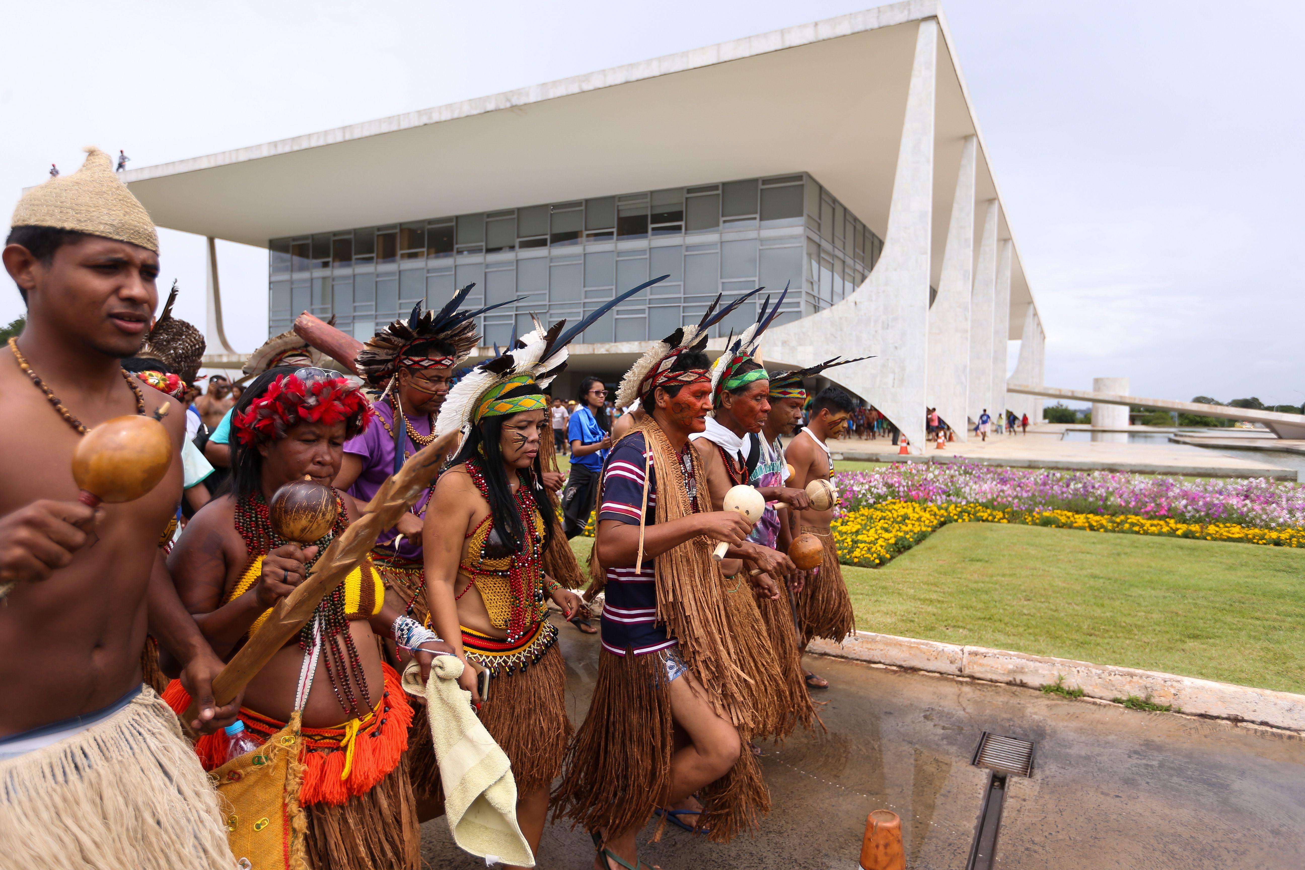 Brasília - Índios fazem manifestação em frente ao Palácio do Planalto (Marcelo Camargo/Agência Brasil)