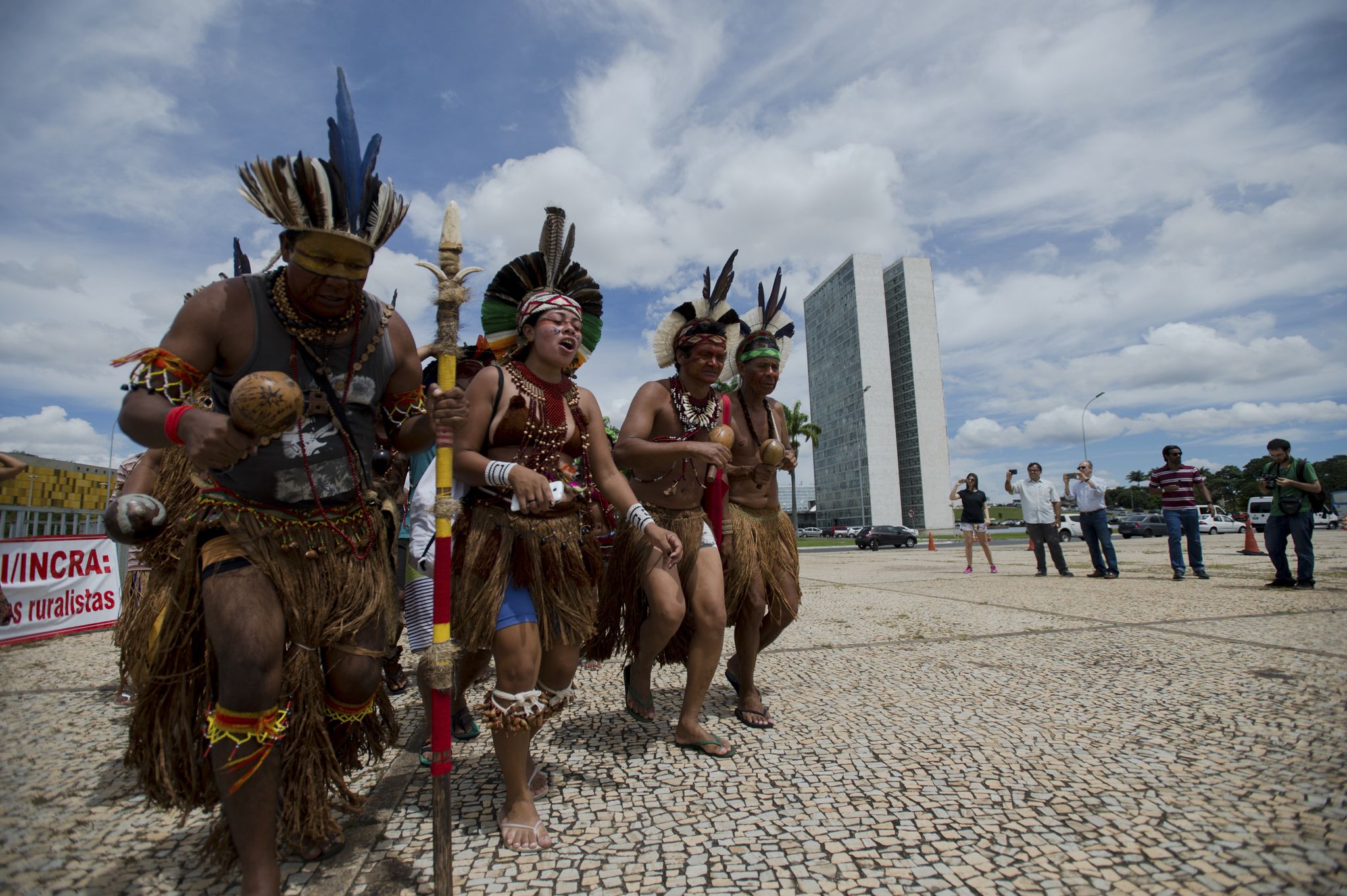 Brasília - Indígenas fazem protesto contra a PEC 215 na Praça dos Três Poderes (Marcelo Camargo/Agência Brasil)