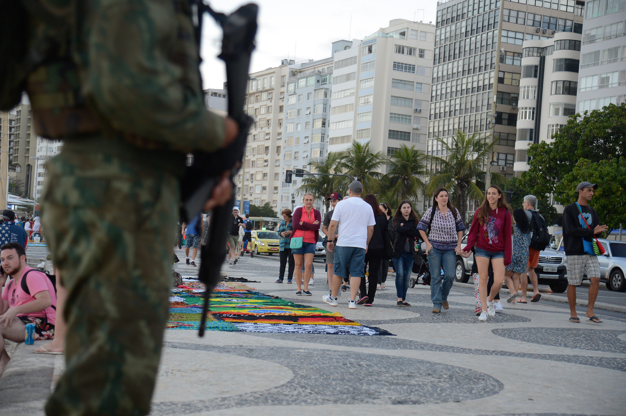 Forças armadas já estão operando nas ruas e avenidas do Rio
Rio de Janeiro - Forças Armadas atuam na segurança pública na praia de Copacabana, zona sul da capital fluminense (Tomaz Silva/Agência Brasil)