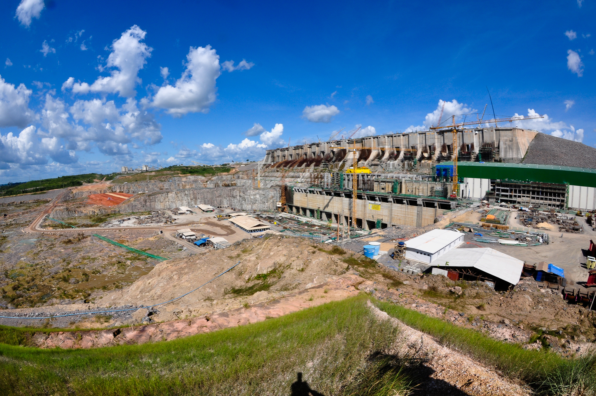 A Usina de Belo Monte, construída na bacia do Rio Xingu, próximo ao município de Altamira. Fisicamente, a usina corresponde a 48 Maracanãs.

 
Foto: Saulo Cruz/SAE-Pr. 03/06/2015. 