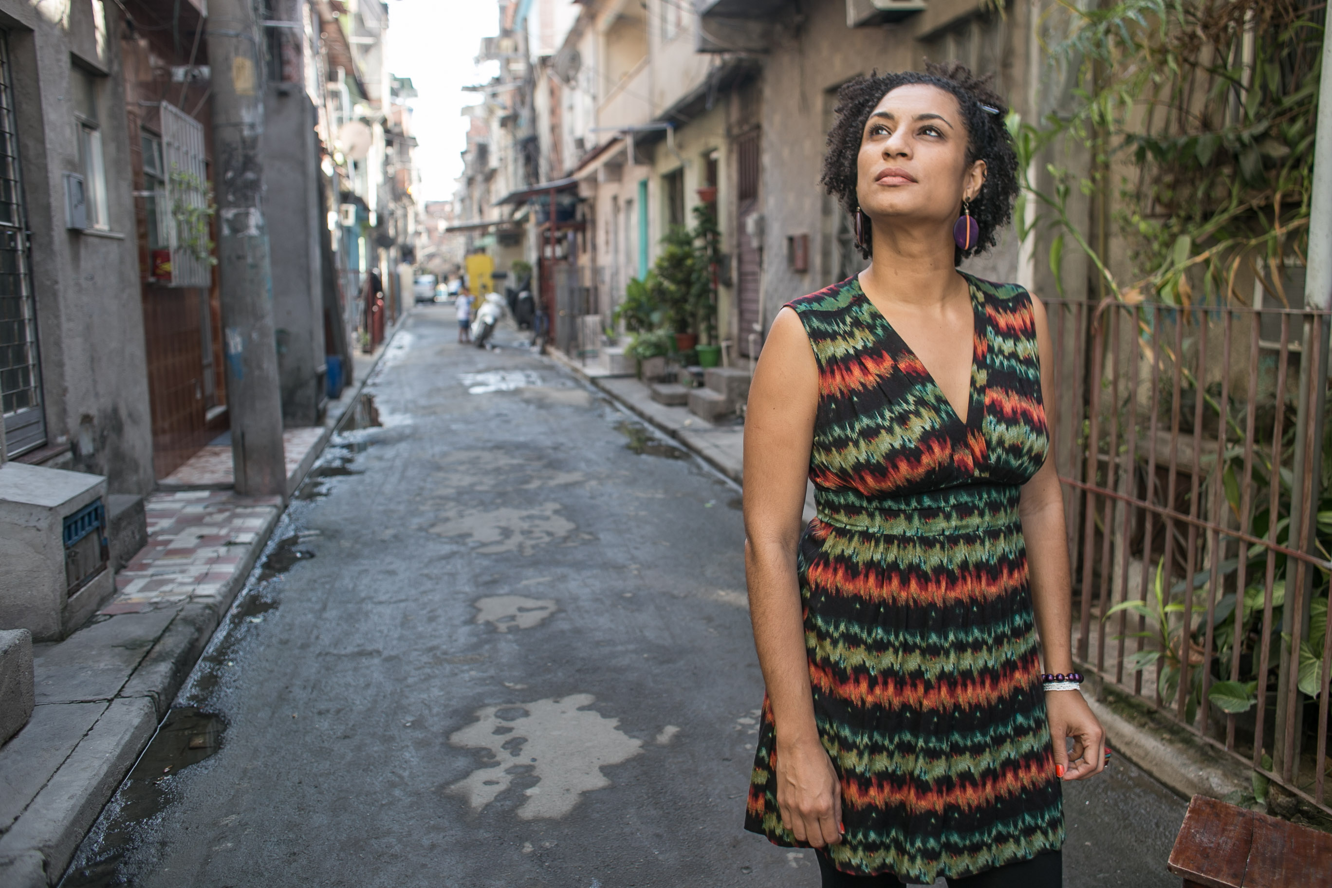 Marielle Franco, vereadora do Rio e ativista dos direitos humanos, foi assassinada no dia 14 de março de 2018. Nascida no Complexo da Maré, mestre em sociologia, Marielle se destacou como militante em prol das mulheres negras e dos moradores das favelas e periferias.
 
Foto: Mídia NINJA