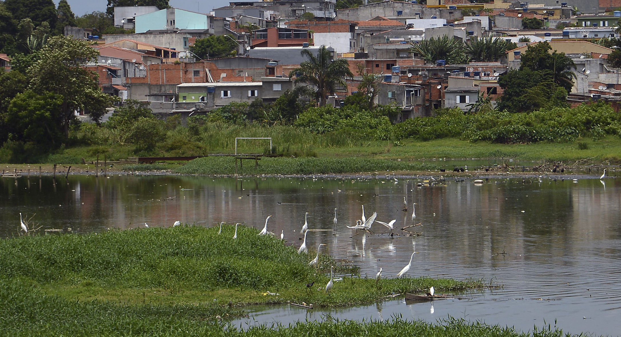 Construções nas margens da Represa Billings, que é um dos principais reservatórios de água da região  Metropolitana de São  Paulo (Rovena Rosa/Agencia Brasil)