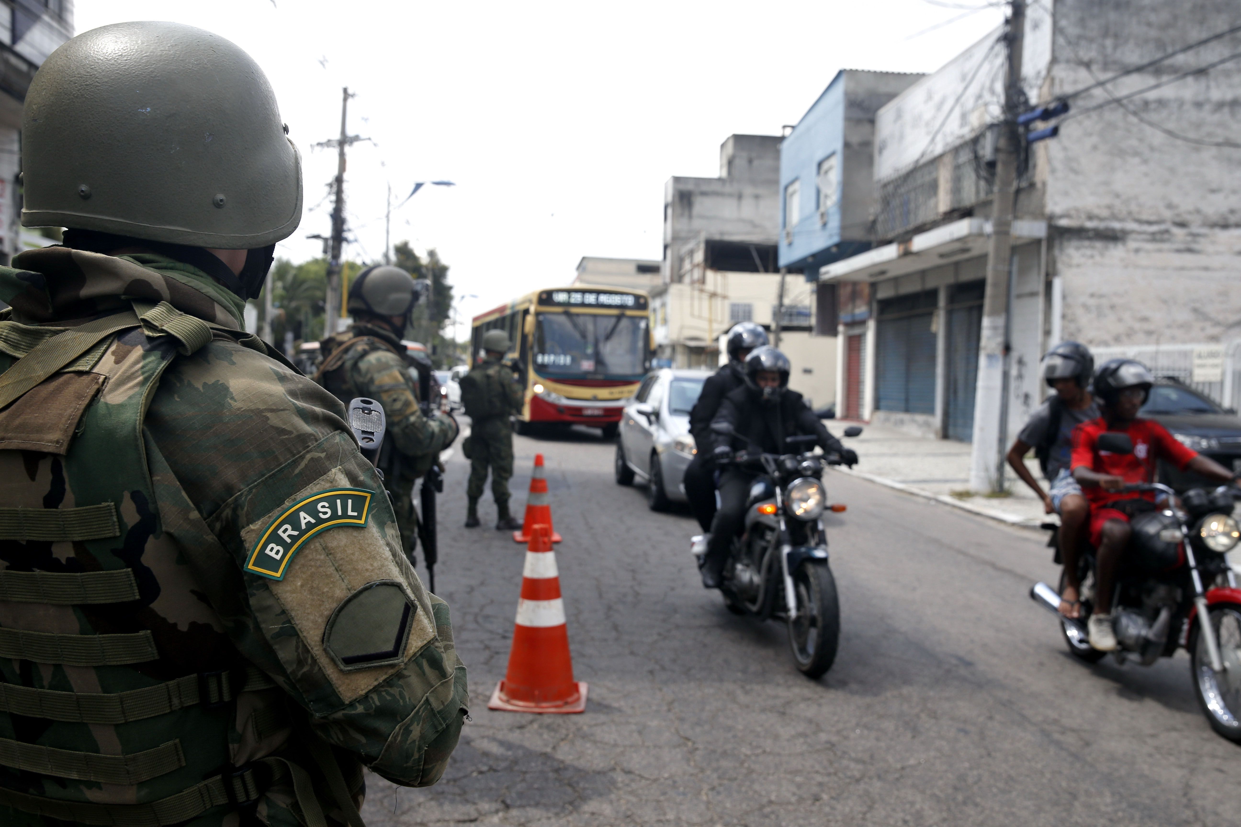  Militares do Exército, da Marinha e Aeronáutica fazem uma operação de abordagem a veículos em acessos a rodovias federais e em vias expressas do Rio de Janeiro (Foto: Tânia Rêgo/Agência Brasil)