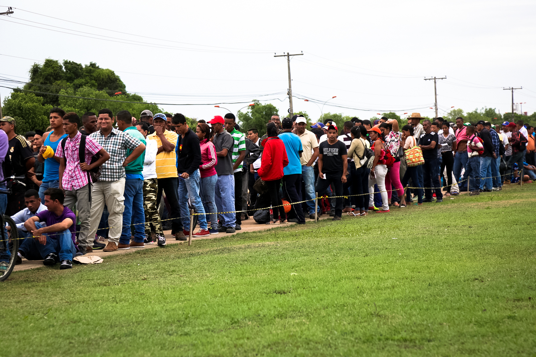 Venezuelan migrants are waiting to be seen by the Federal Police in Boa Vista (RR). (Photo: Leonardo Medeiros / Conectas)