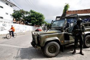 No Rio de Janeiro, Forças Armadas assumem papel de policiamento das vias (Tânia Rêgo/Agência Brasil)