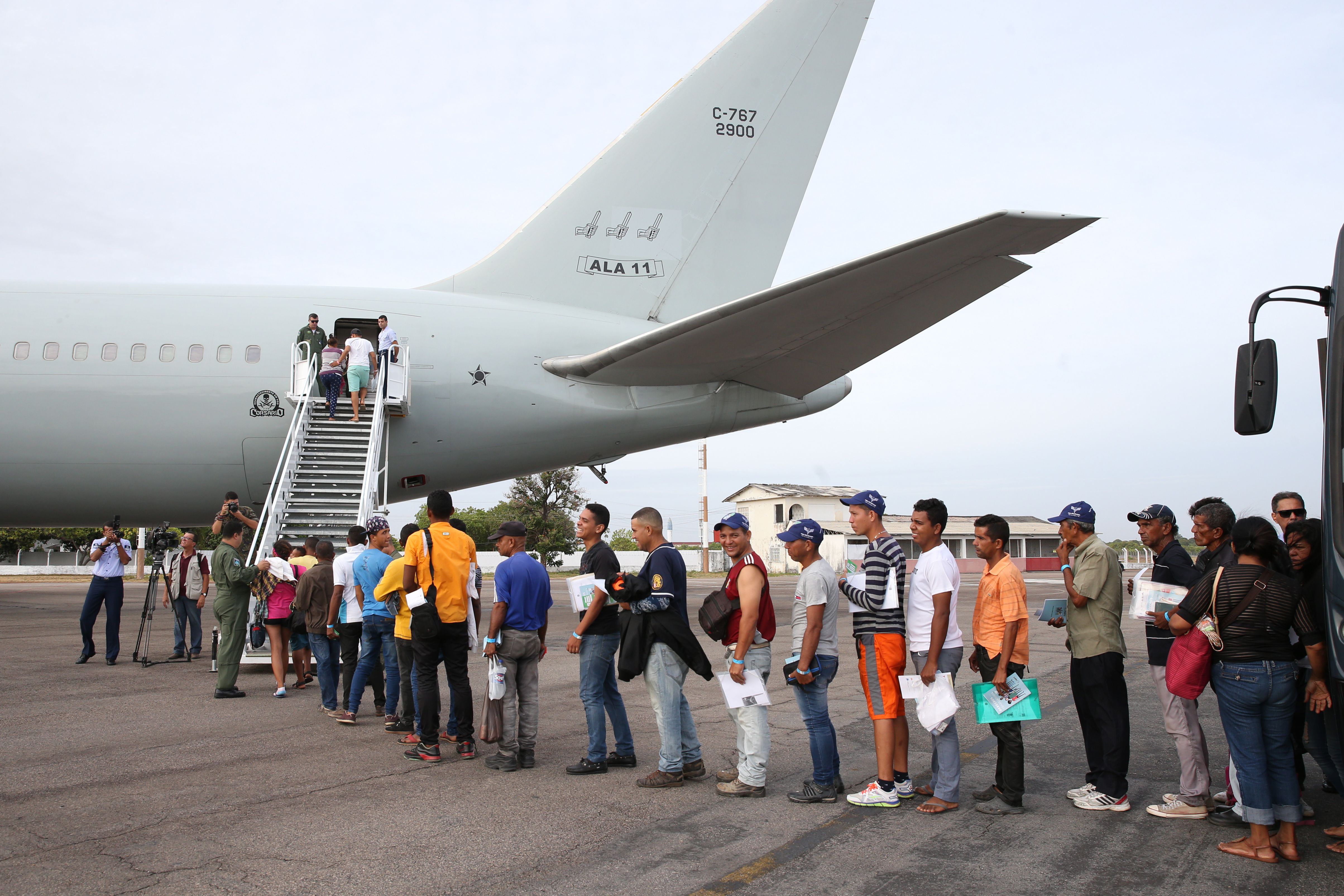  Refugiados venezuelanos embarcam em avião da Força Aérea Brasileira com destino a São Paulo e Cuiabá (Foto: Antônio Cruz/Agência Brasil)