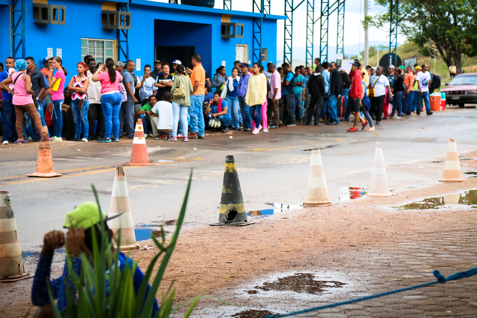 Venezuelan migrants wait in line at a border post of the Federal Police in the city of Pacaraima (RR) to register entry  into the country.  Leonardo Medeiros/Conectas 