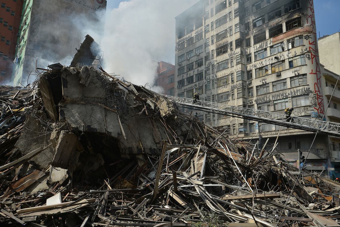 Escombros do edifício Wilton Paes de Almeida, no centro de São Paulo (SP), que desabou após incêndio. Lugar abrigava quase 400 pessoas, dos quais até 30% eram migrantes