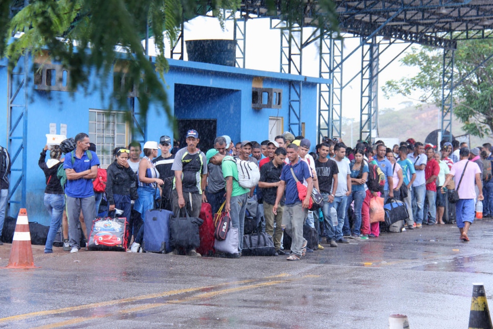 Venezuelans waiting at the Federal Police station in the border town of Pacaraima, in Roraima. (Photo: UNHCR/Reynesson Damasceno)