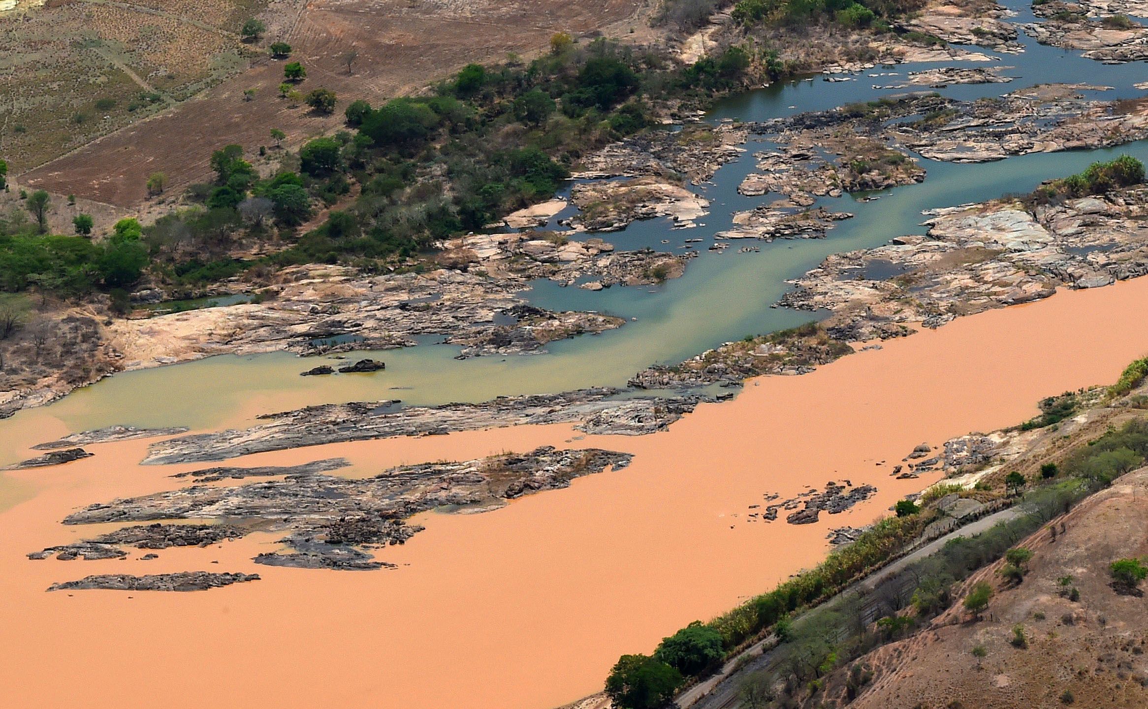 Resplendor (MG) – Aerial photo shows mud in the Rio Doce, in the town of Resplendor ( Fred Loureiro/ Secom ES)