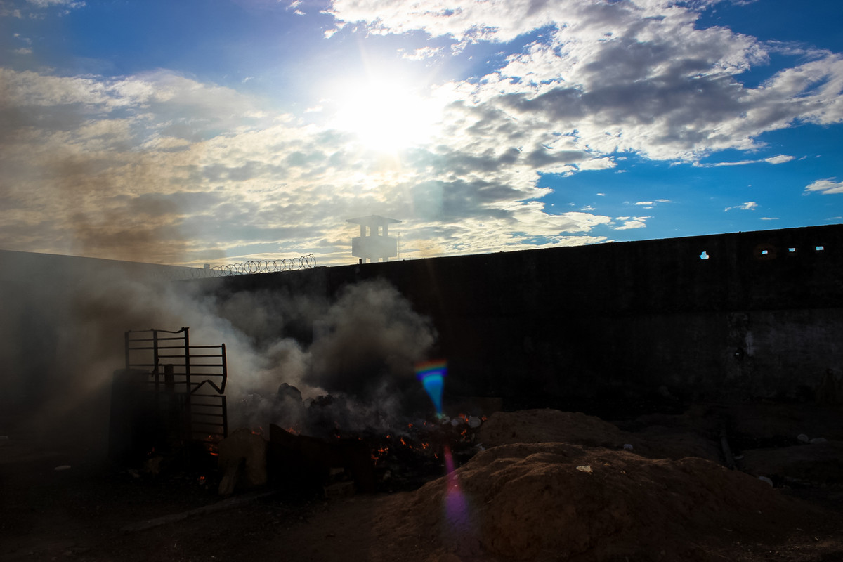 Lixos e marmitas de isopor são queimadas no Presídio Agrícola Monte Cristo, localizado em Boa Vista (RR). Foto tirada durante visita de inspeção de membros do Comitê e do Mecanismo de Prevenção e Combate à Tortura.