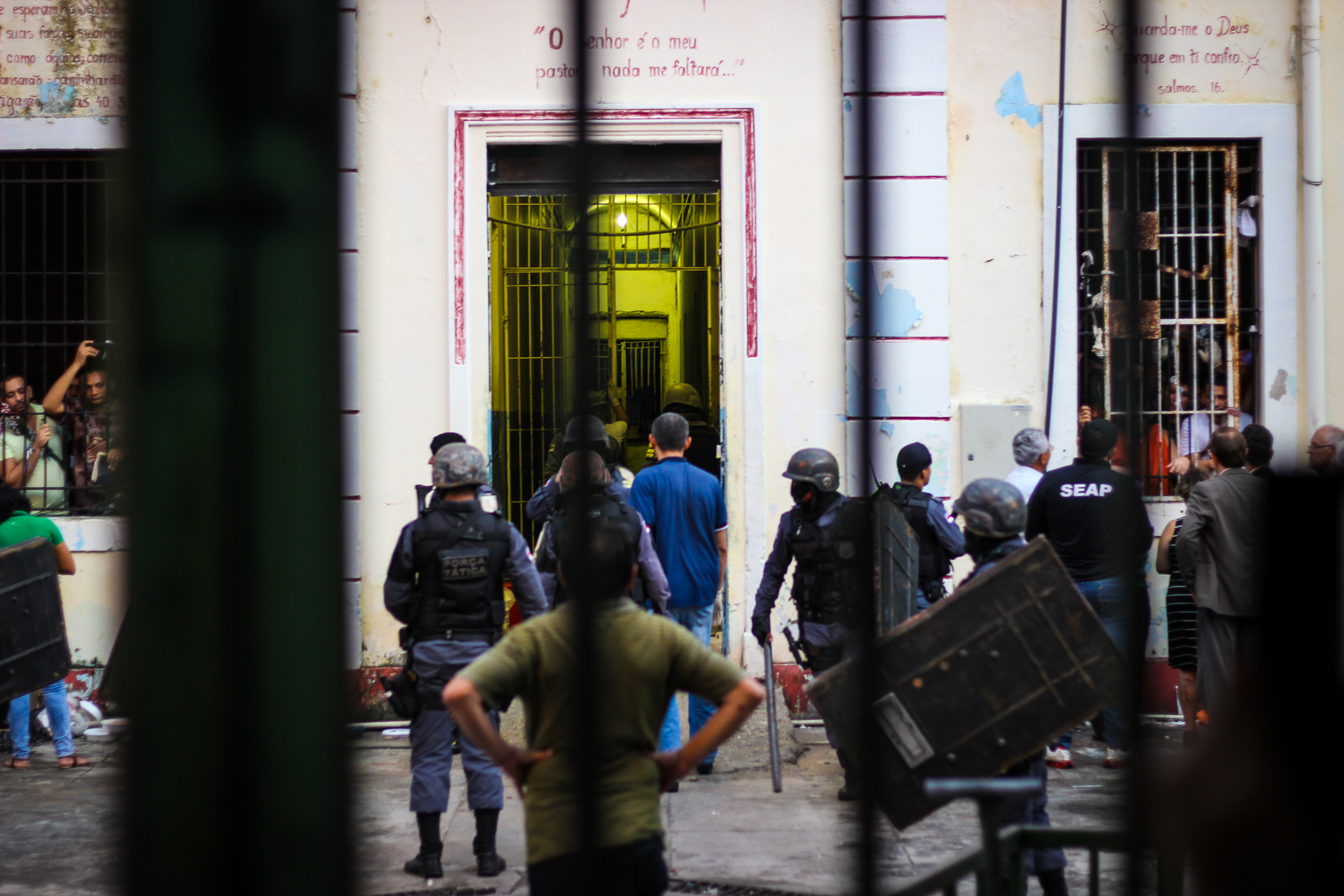 Inspection carried out by Conectas, Justica Global and Pastoral Carceraria at the CNBB in the Anisio Jobim Penitentiary Complex (Compaj), in Manaus (Amazonia), a few days after an uprising that left 5 dead and led to a crisis of violence in prisons across other Brazilian states.