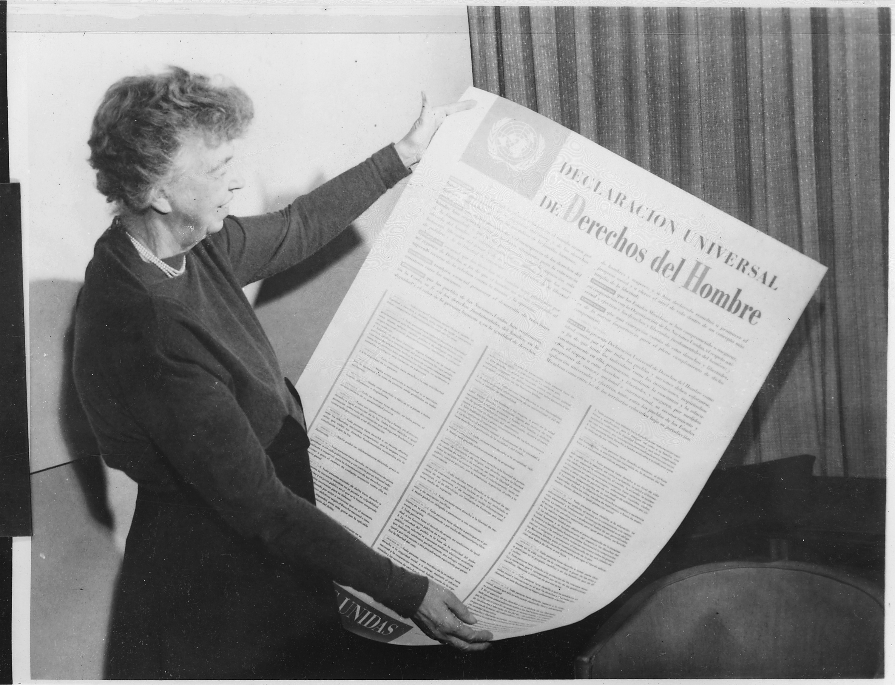 Eleanor Roosevelt mostra a versão impressa da Declaração Universal dos Direitos Humanos