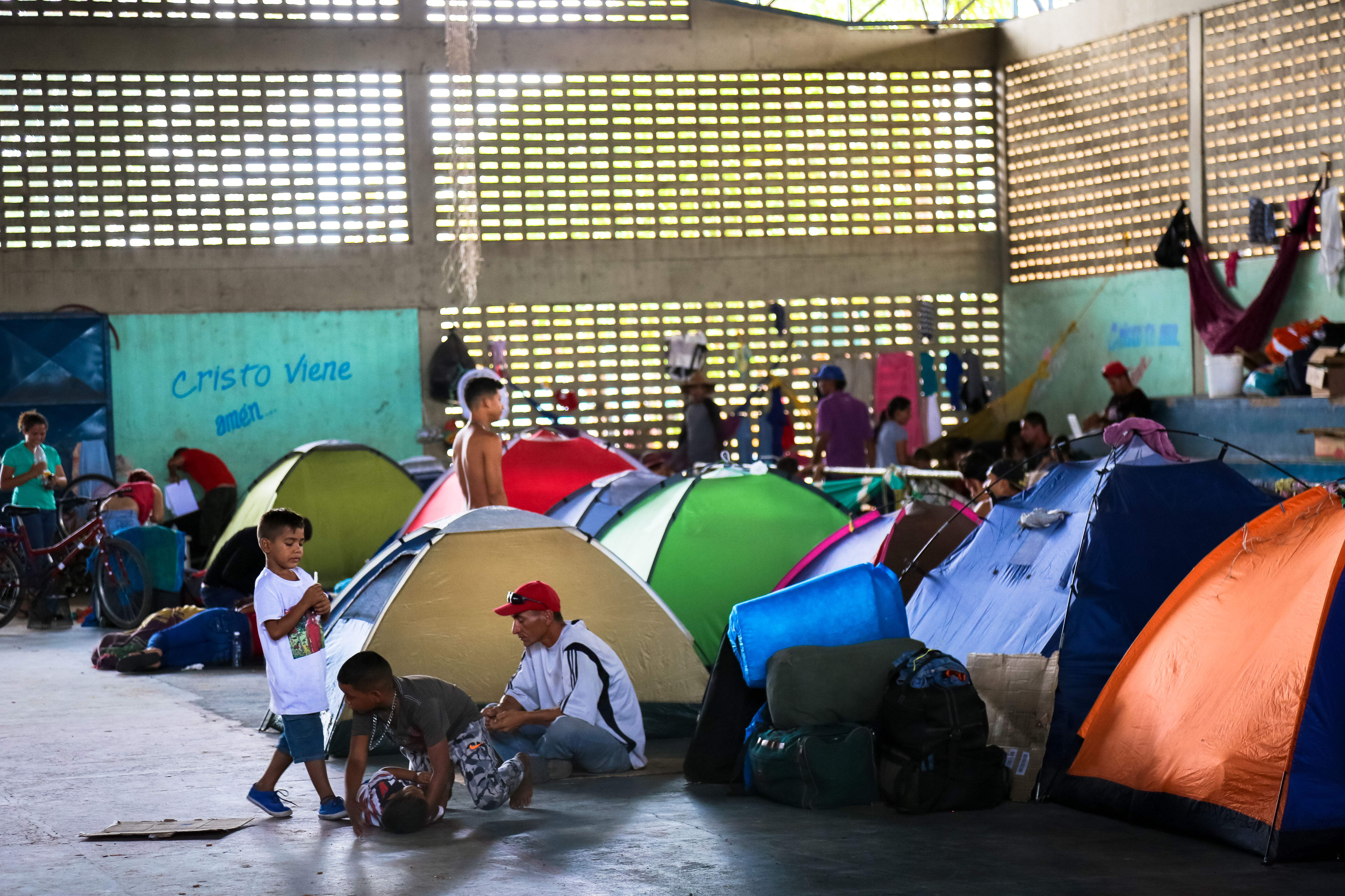 Tancredo Neves shelter, in Boa Vista (RR), where hundreds of non-indigenous Venezuelan migrants are being housed. People sleep in tents or hammocks. The exterior of the shelter is also occupied by stalls, many of them improvised.