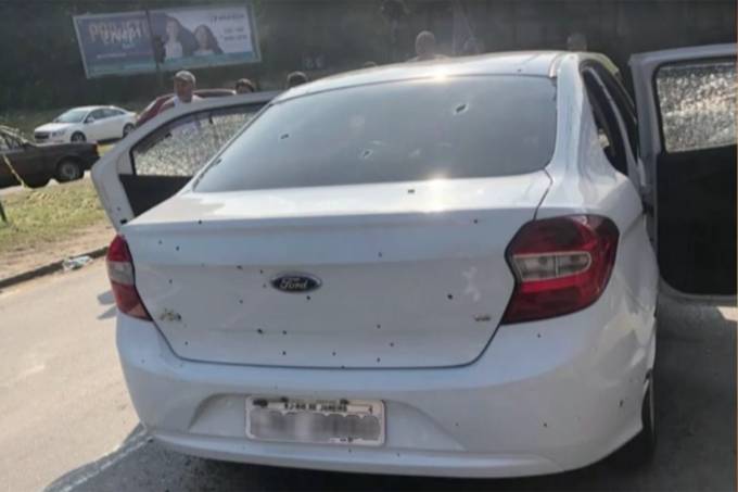 Public Notice, Institutional Violence. Musician’s car was the target of more than 80 gunshots in an army operation in Guadalupe (Photo: Reproduction)