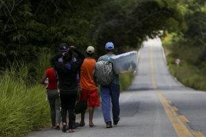 Grupo de imigrantes venezuelanos percorre a pé o trecho de 215 km entre as cidades de Pacaraima e Boa Vista (Foto: Marcelo Camargo/Ag. Brasil)