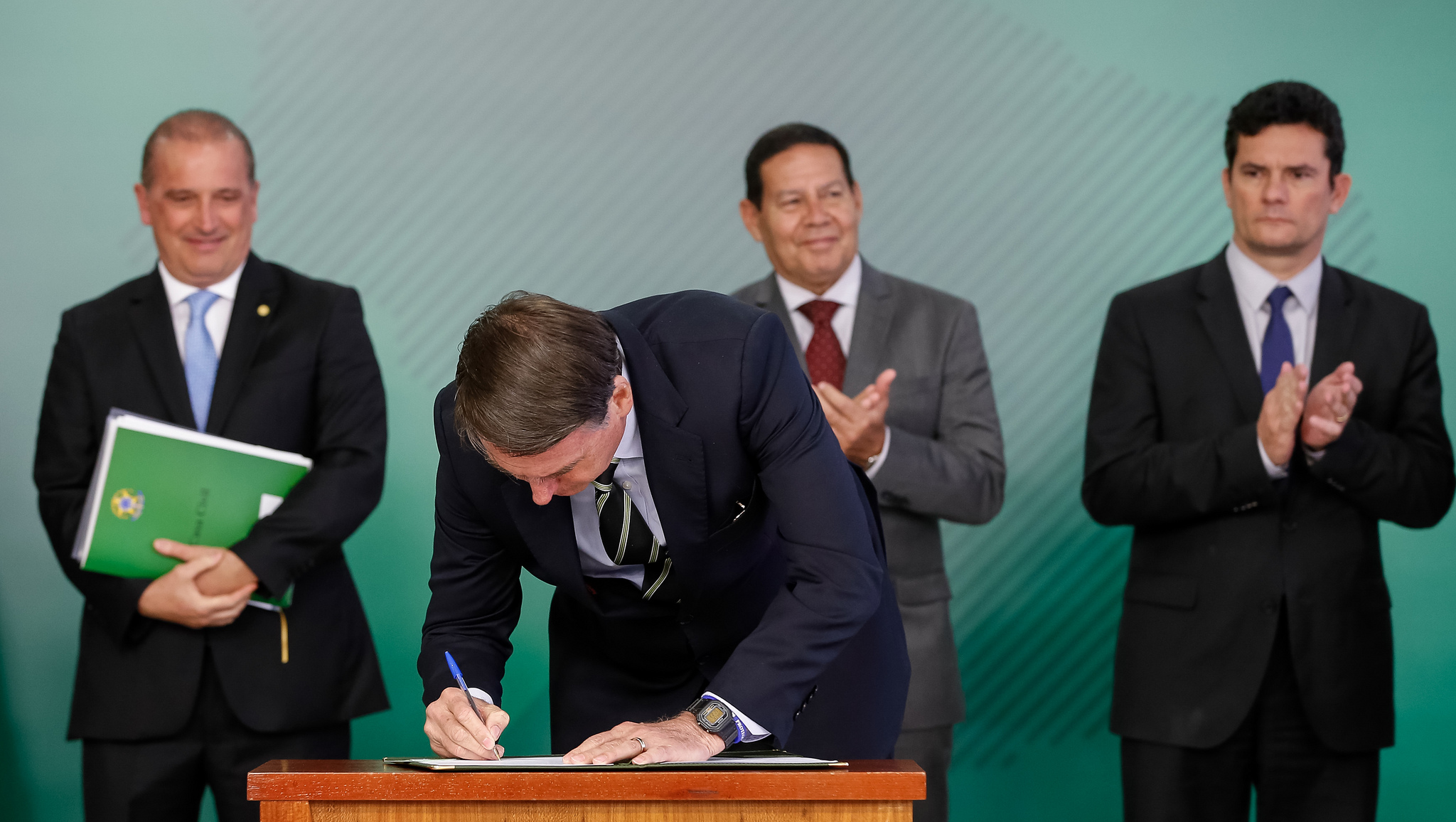 Assinatura solene de decreto sobre posse de armas 
(Brasília - DF, 15/01/2019) Presidente da República, Jair Bolsonaro assina decreto.

Foto: Alan Santos/PR