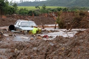 O rompimento da barragem de rejeitos da mineradora Samarco causou uma enxurrada de lama que inundou várias casas no distrito de Bento Rodrigues, em Mariana - MG (Foto: Rogério Alves/TV Senado)