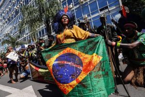 Environmental activists protest at the Lower House of Congress against the decree that abolished the Renca reserve (Photo: José Cruz/Agência Brasil - 08/30/2019)