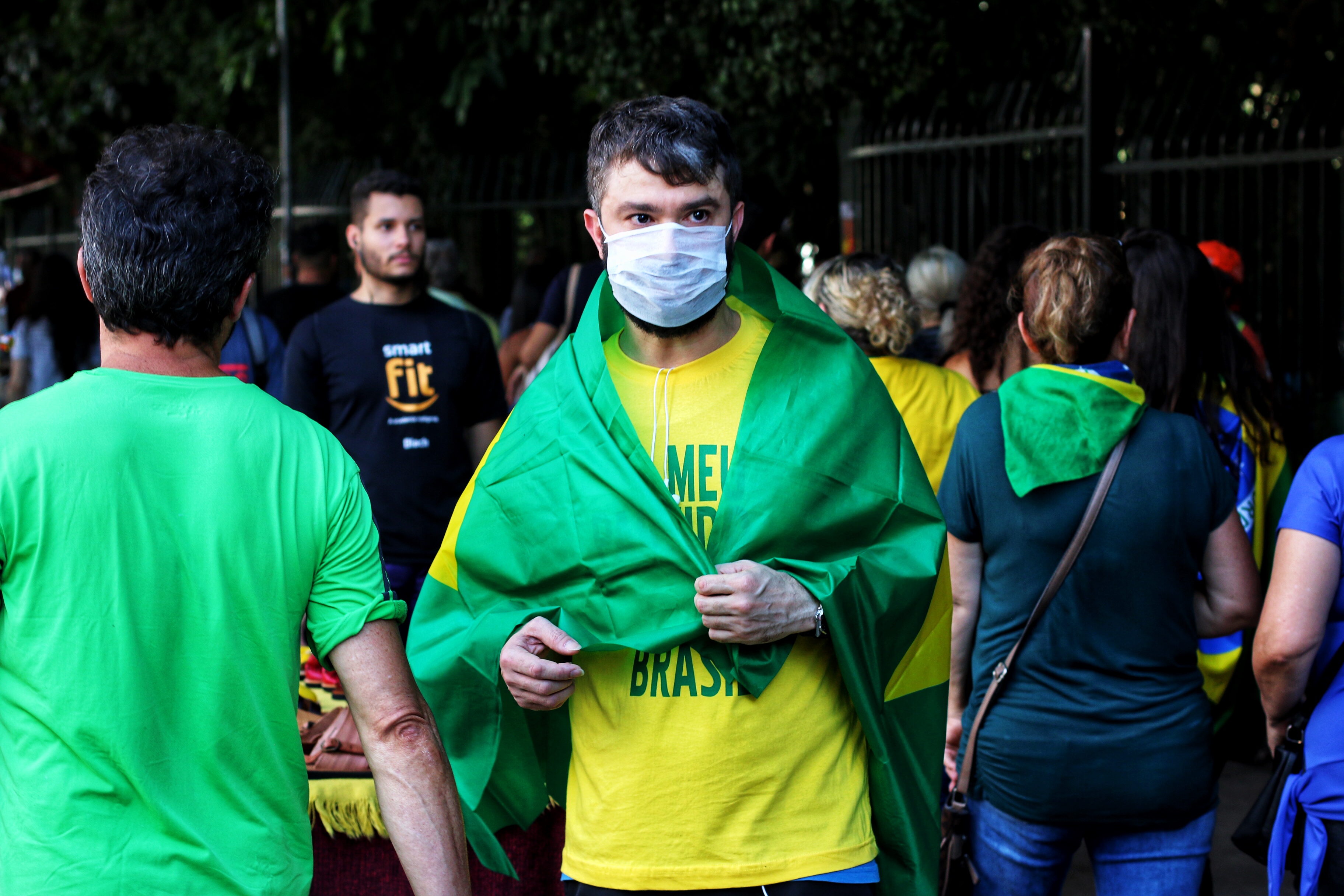 Manifestante participa de ato pró-governo na Avenida Paulista (Foto: Roberto Parizotti)