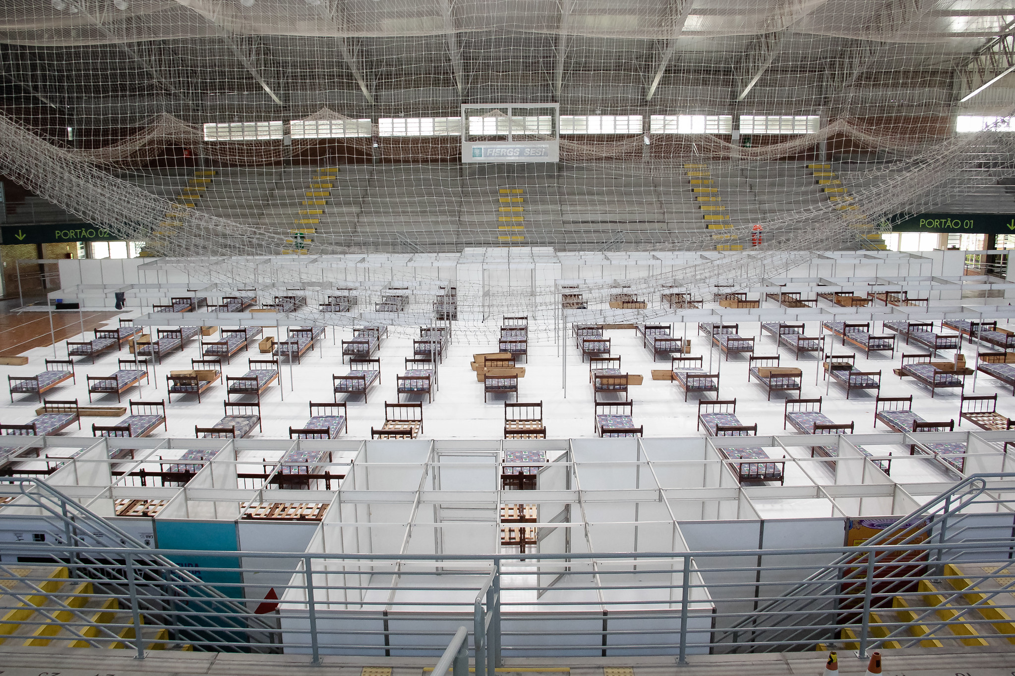 
Preparation of a field hospital at the Sesi gymnasium in Pelotas, Rio Grande do Sul (Photo: Rodrigo Chagas)