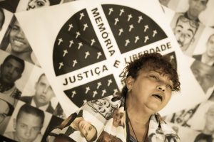 Dona Débora liderança do Movimento Mães de Maio em entrevista sobre os Crimes de Maio