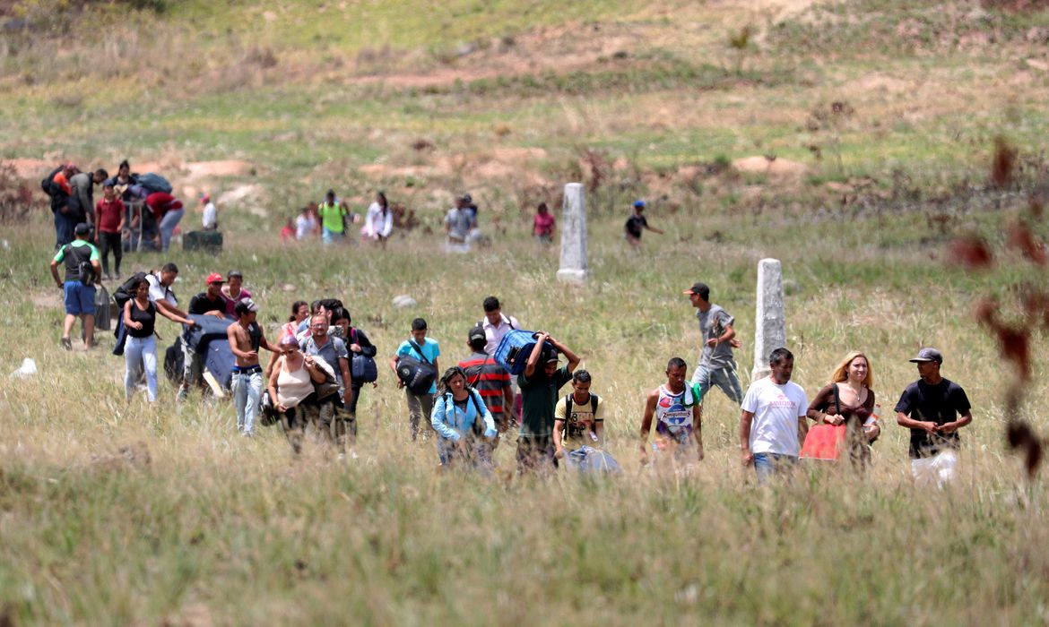 People on foot attempting to cross the border between Venezuela and Brazil, in
Pacaraima.
