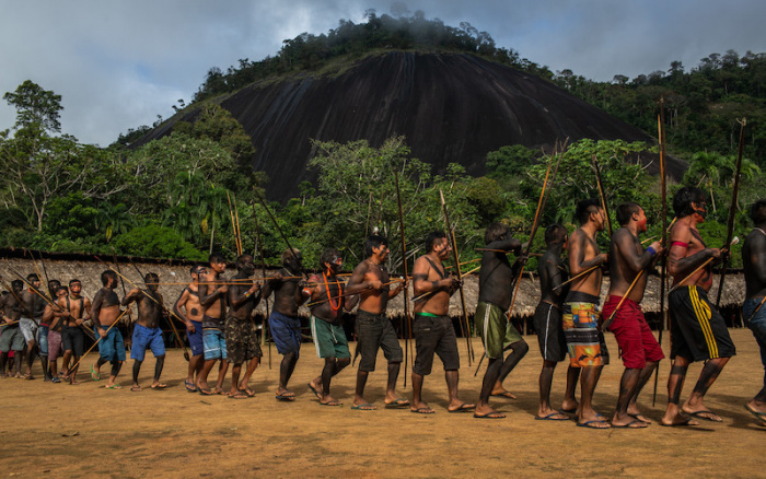 A line of Yanomami people during a meeting of Yanomami and Yek´wana leaders, in November 2019. Photo: Victor Moriyama/ISA