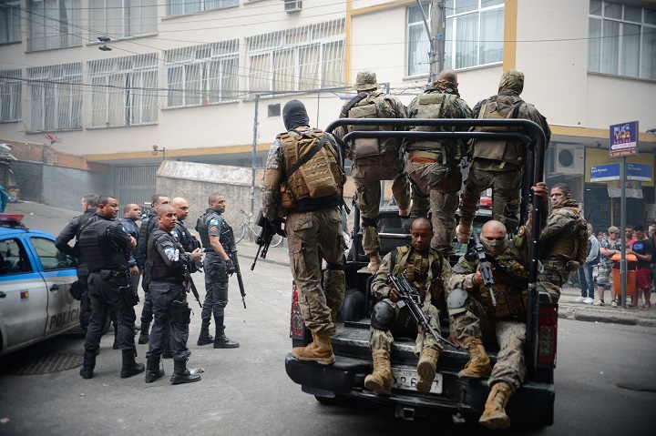 Rio de Janeiro - Operação policial após ataques às bases das Unidades de Polícia Pacificadora (UPP) nas comunidades do Cantagalo e Pavão-Pavãozinho, em Copacabana. (Fernando Frazão/Agência Brasil)