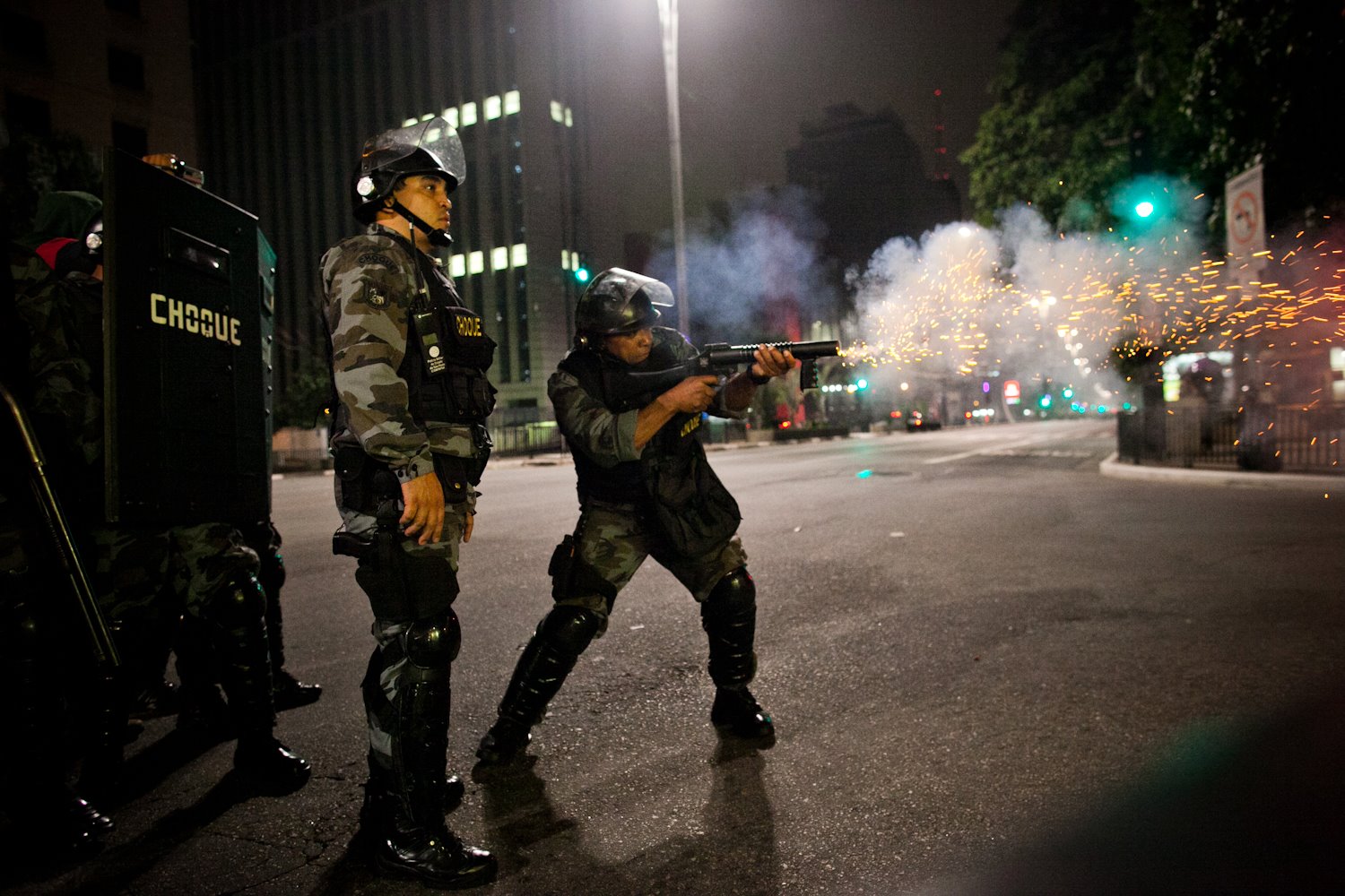 Police officer fires against demonstrators at the June 2013 protests
