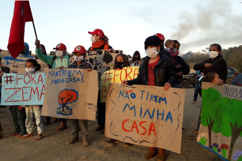 Moradores do acampamento protestam contra o despejo e contra o governador de Minas, Romeu Zema (foto: Daniel Camargos/Repórter Brasil)