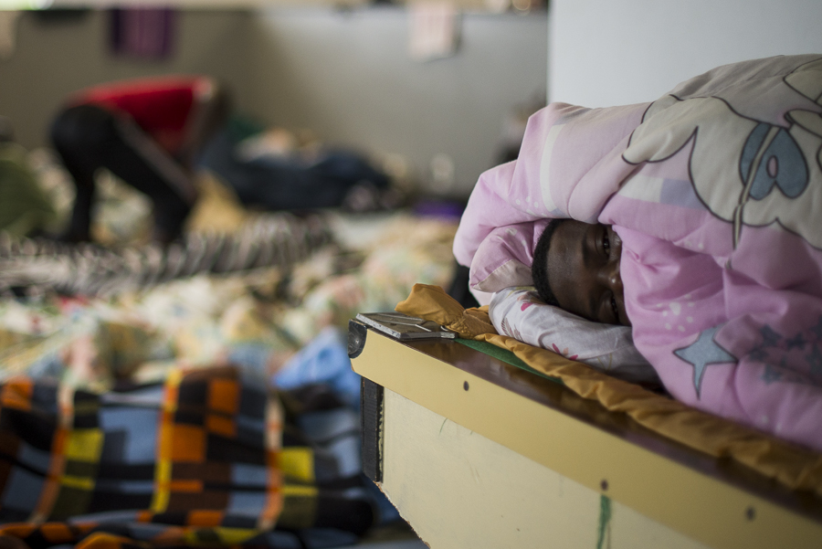 Ghanaian migrants in Caxias do Sul live in poor conditions sheltered in a church | Photo: Bernardo Jardim Ribeiro/Sul21