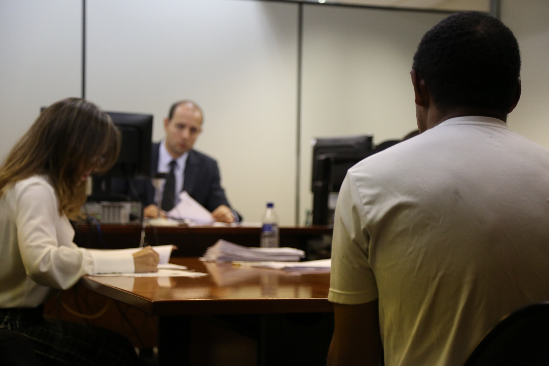 Homem preso em flagrante é apresentado a um juiz em audiência de custódia realizada no dia 1/07/2016, no Fórum Criminal da Barra Funda, em São Paulo (SP)