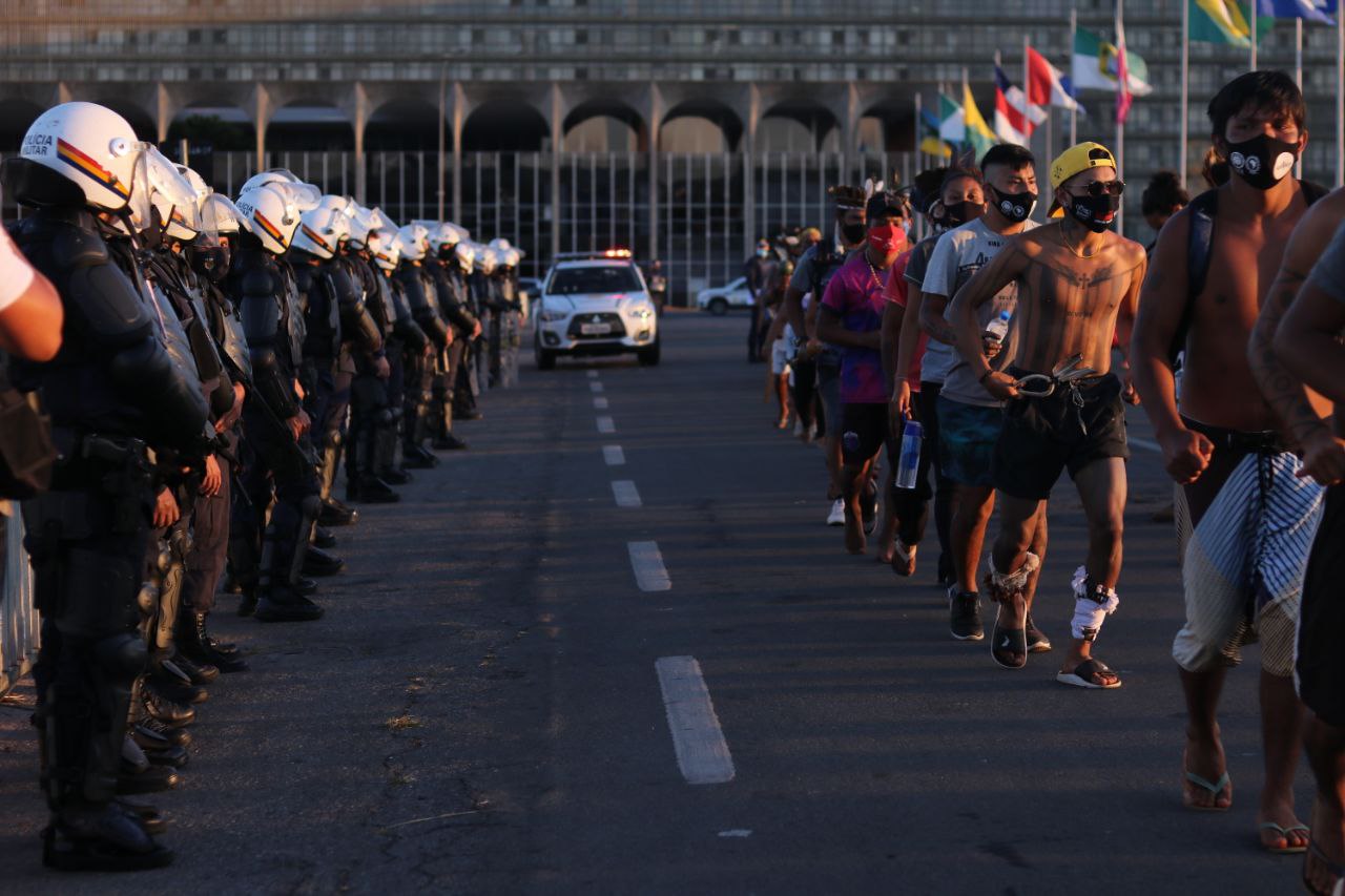 Indígenas participam de manifestação em Brasília (DF) durante o Acampamento Levante pela Terra, em junho de 2021. Foto: Scott Hill/Mídia Índia
