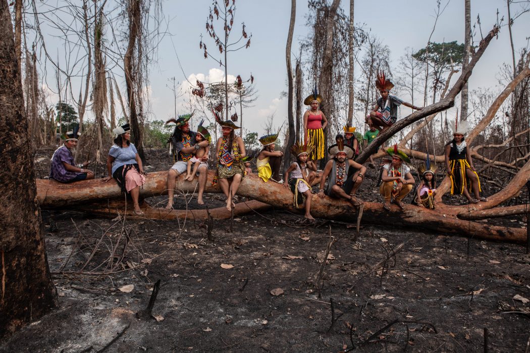 Povo Huni Kuĩ (Kaxinawa), em área de floresta queimada, no Acre. Para ONU, indígenas fazem parte do grupo de pessoas que mais sofrem com a crise ambiental. Foto: Denisa Sterbova/Cimi