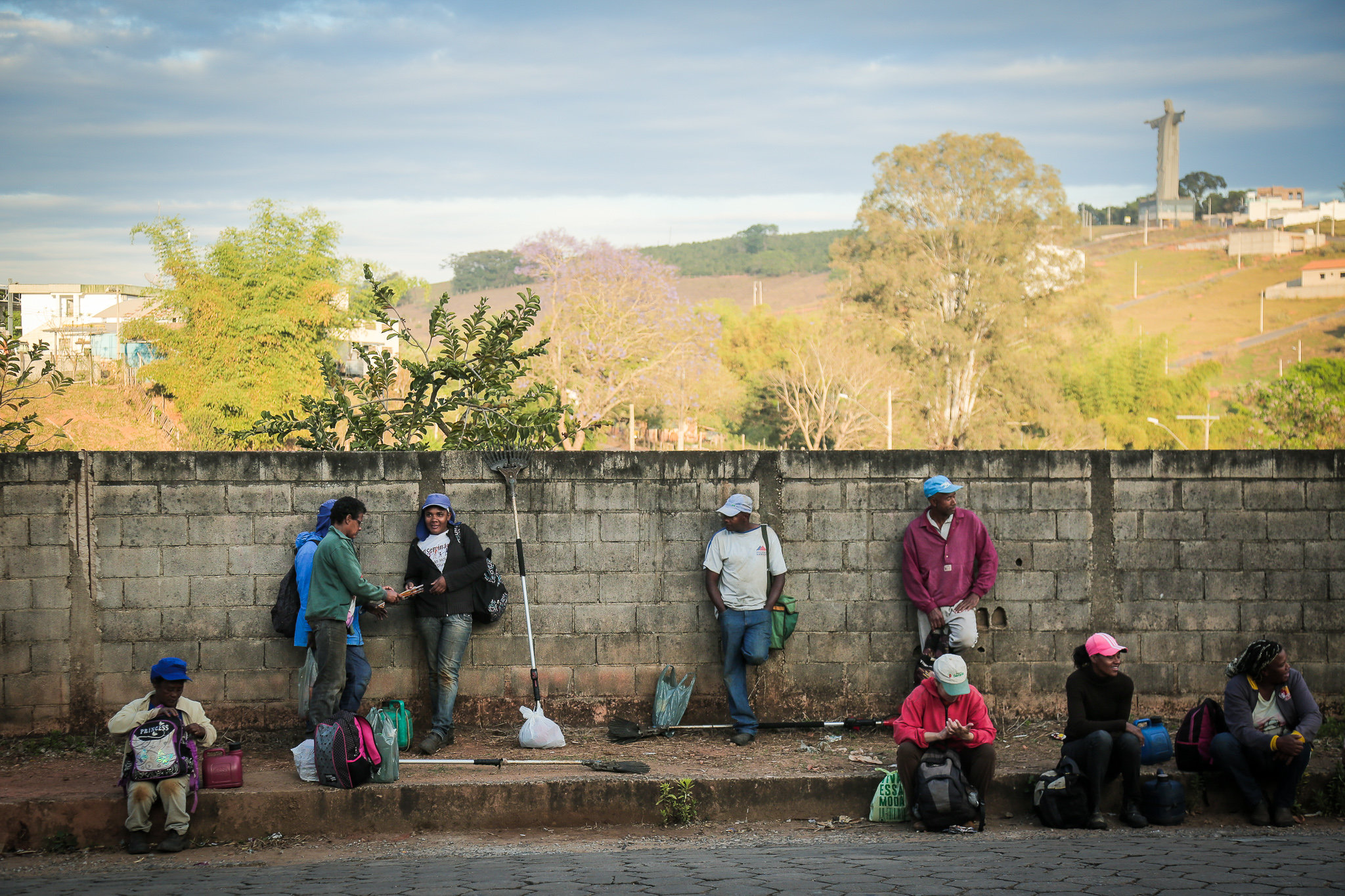 Trabalhadores rurais aguardam a chegada de transporte (ônibus ou van) para serem levados às fazendas de café nas quais trabalham sob condições degradantes e análogas à escravidão.  Foto João Paulo Brito/Conectas