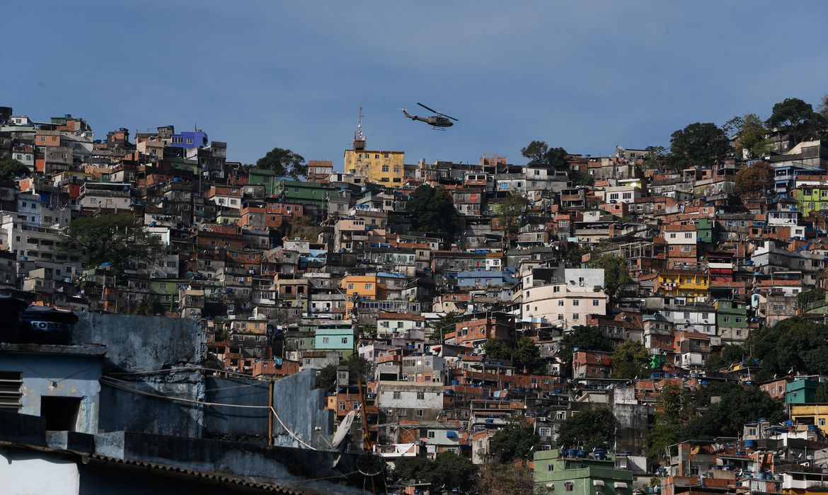 Helicóptero da polícia sobrevoa a favela da Rocinha (Foto: Fernando Frazão/Agência Brasil)