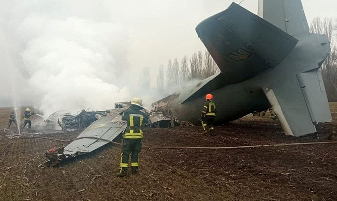 Avião ucraniano é bombardeado. (Foto: Serviço de Emergência do Estado Ucraniano)