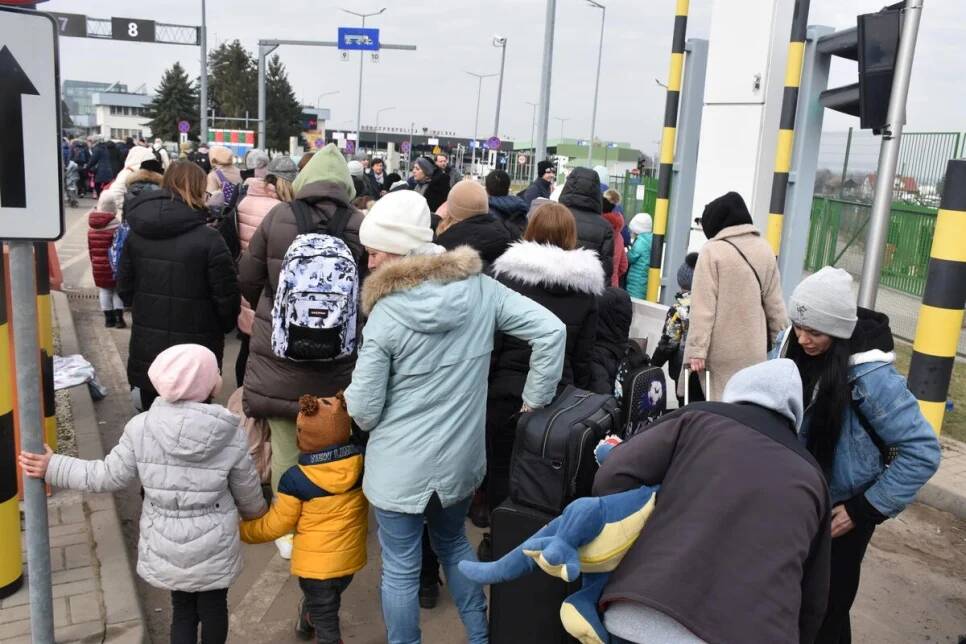 Pessoas da Ucrânia deixam o país pela fronteira com a Polônia. (Foto: UNHCR/Chris Melzer)
