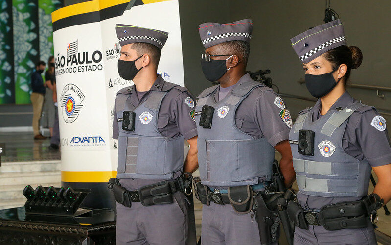 Policiais fardados com a câmera Foto: Governo do Estado de SP/Divulgação