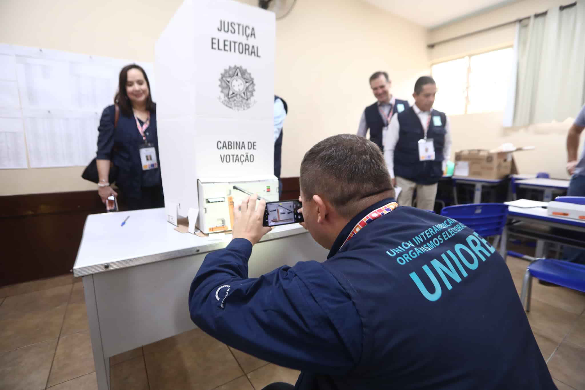 Observadores Internacionais visitam seção eleitoral e acompanham teste de integridade – 02/10/2022
(Foto: Alejandro Zambrana/Secom/TSE)