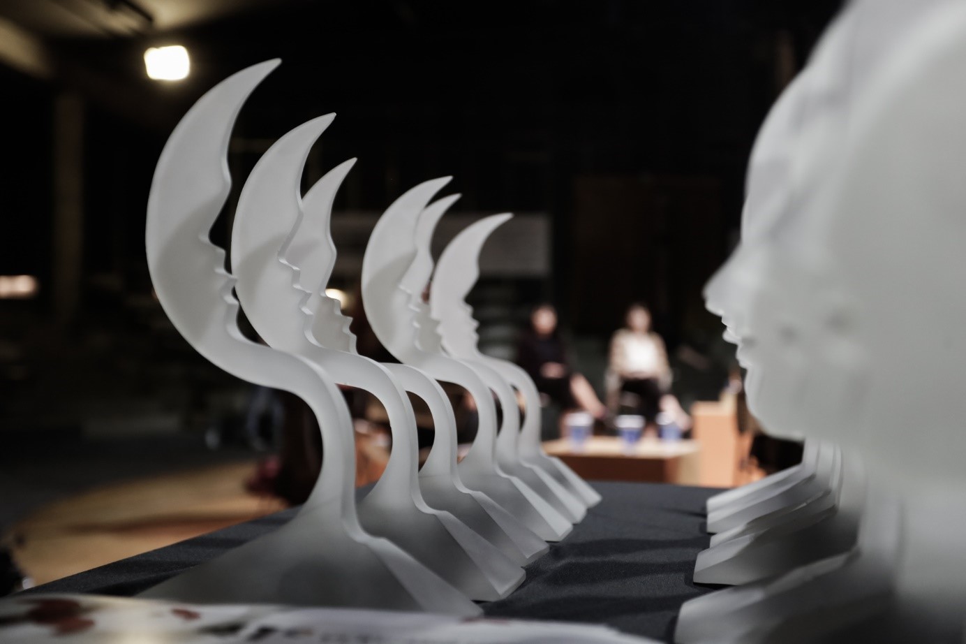Troféu símbolo do Prêmio – a meia lua recortada com a silhueta de Vlado, uma criação do artista plástico Elifas Andreato. Foto:  Alice Vergueiro/Acervo PVH.