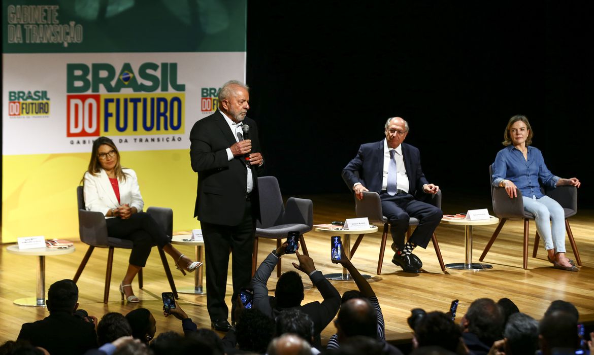 O presidente eleito, Luiz Inácio Lula da Silva, visita pela primeira vez o centro de transição no Centro Cultural Banco do Brasil (CCBB) e se reúne com parlamentares das bancadas aliadas.