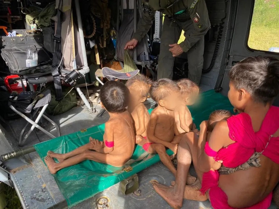 Crianças yanomani em atendimento de urgência (Foto: Sesai/Divulgação)
