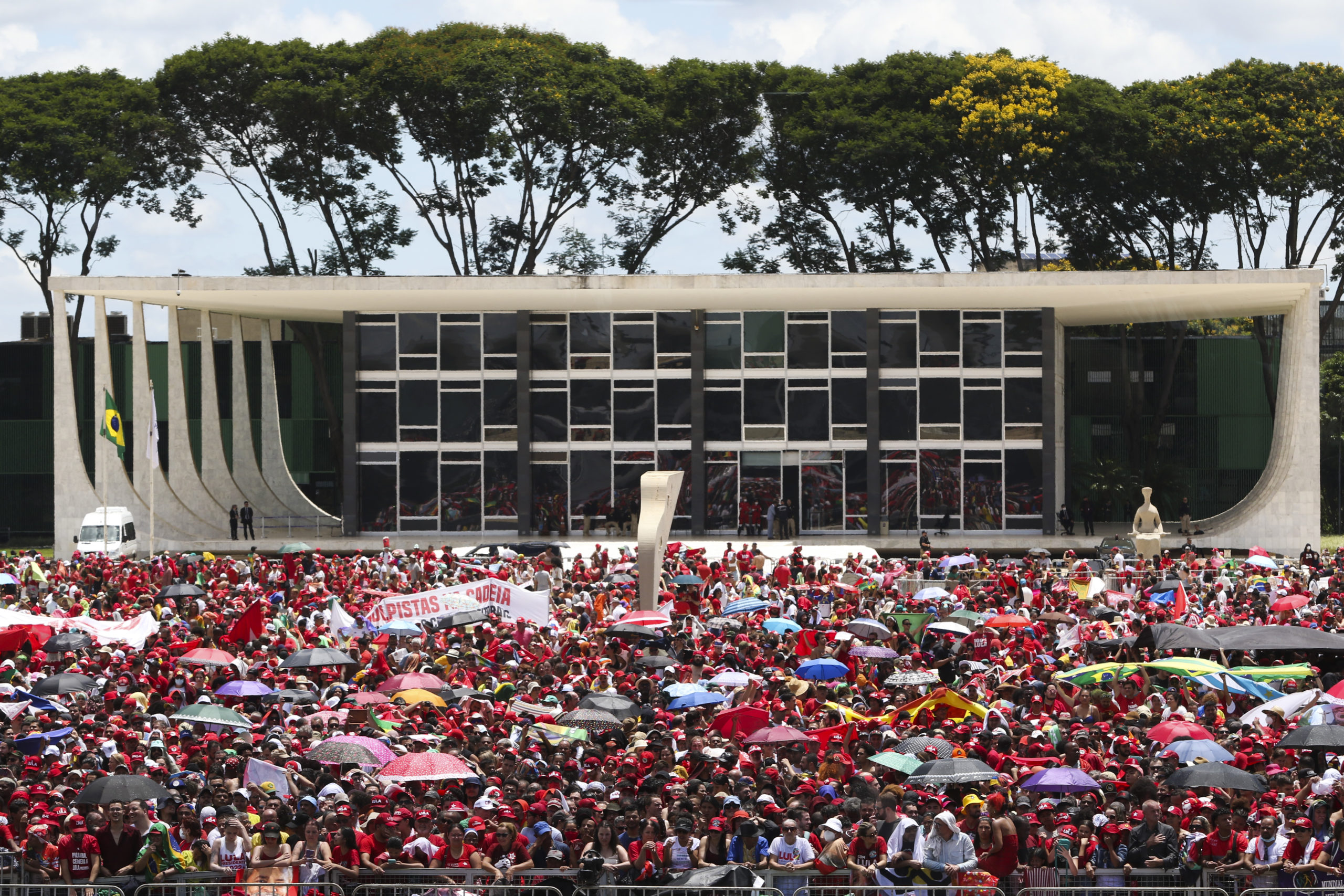 Apoiadores do presidente eleito do Brasil, Luiz Inácio Lula da Silva, se reúnem antes da cerimônia de posse, Luiz Inácio Lula da Silva (Foto: Tânia Rego/Agência Brasil)