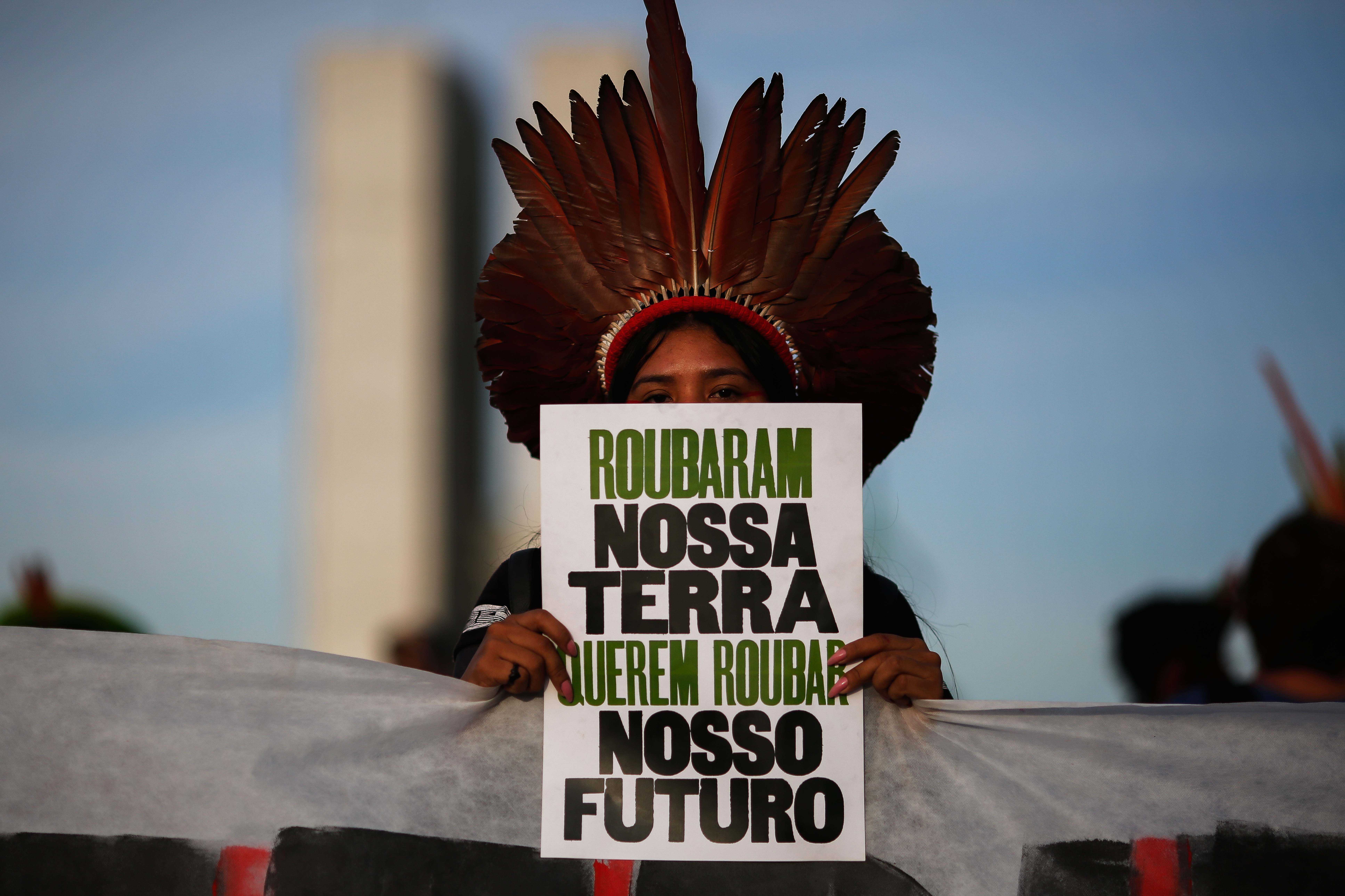 Indígena durante manifestação contra o chamado Marco temporal em frente ao Congresso Nacional em maio de 2023. (Foto de Sergio Lima / AFP)