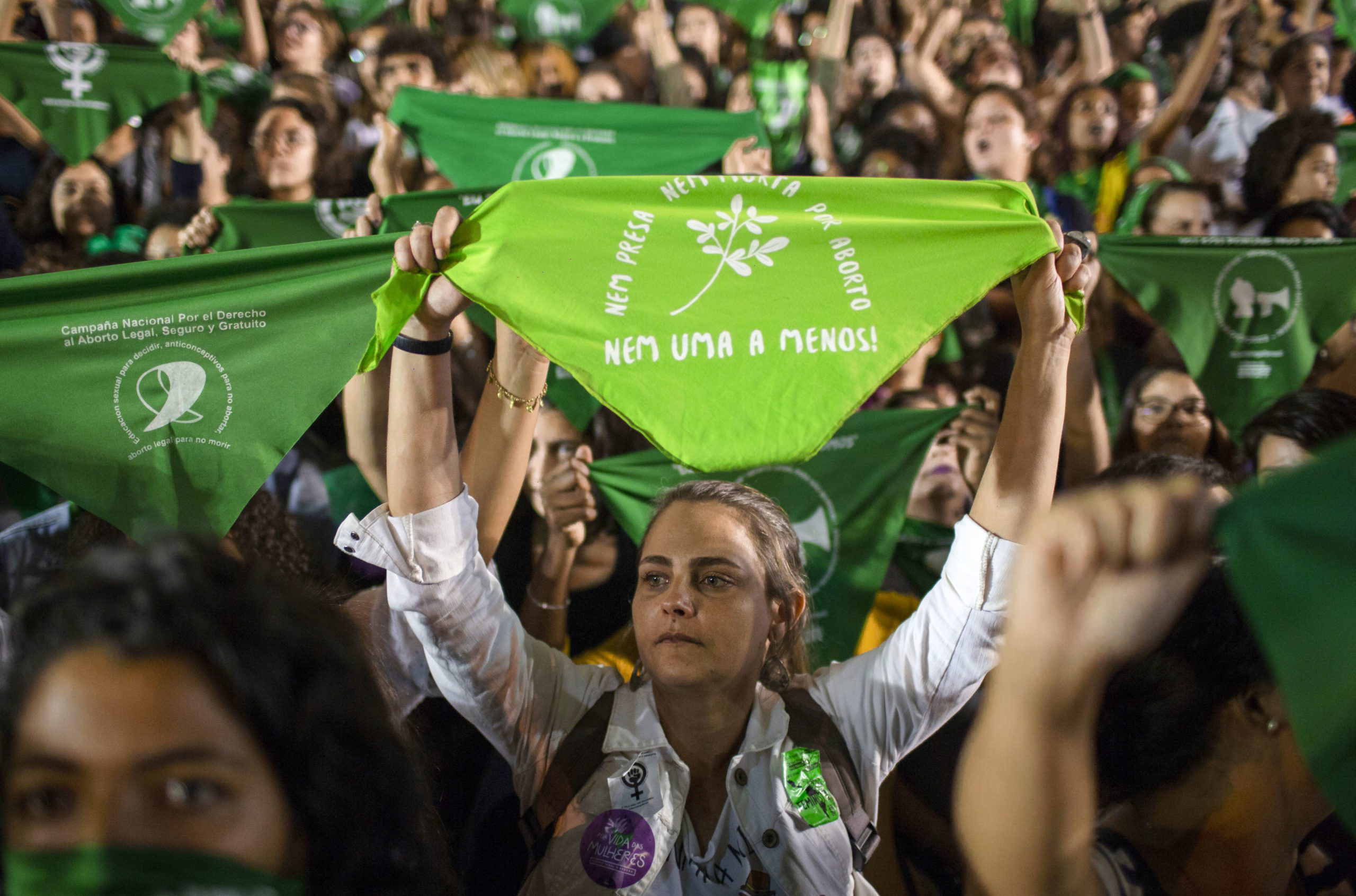 Ativistas a favor da legalização do aborto manifestam-se na cidade do Rio de Janeiro, em 2018. Mulheres brasileiras marcham convocando o Supremo Tribunal Federal para votar a legalização do aborto (Foto de Mauro Pimentel/AFP)